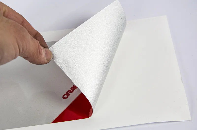 Applicazione adesivi catarifrangenti